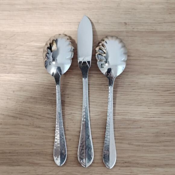 Reed & Barton Hammered Antique 2 Sugar Spoons Master Butter Knife Glossy 18/8 - Picture 4 of 5